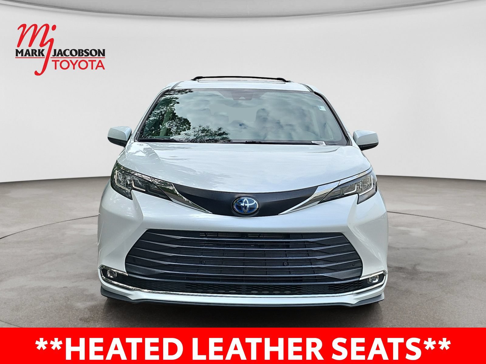 Used 2023 Toyota Sienna XLE FWD image 3