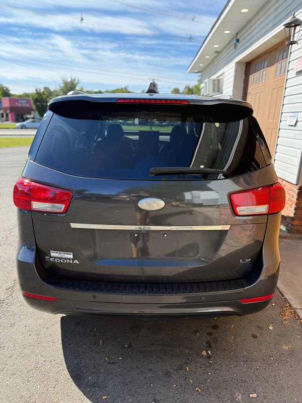 Used 2017 Kia Sedona LX w/ LX Essentials Premium Package image 5