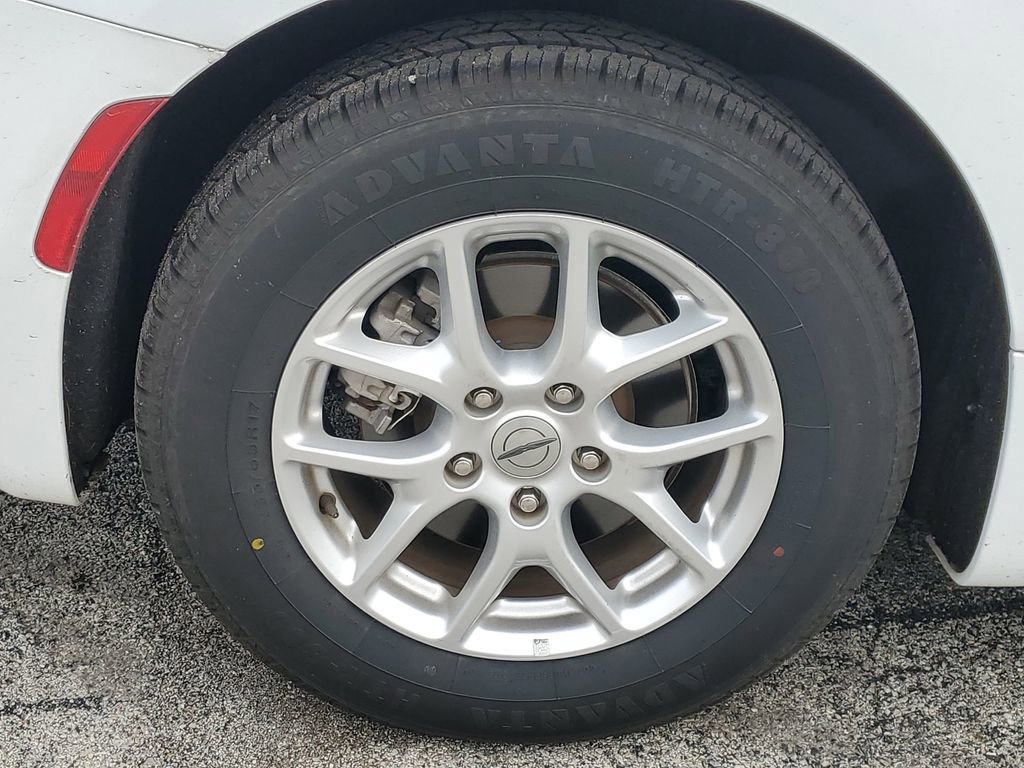 Used 2023 Chrysler Pacifica Touring-L FWD image 5