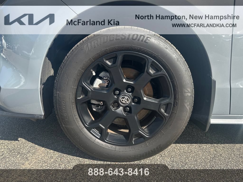 Used 2025 Toyota Sienna XLE Woodland Edition AWD/4WD image 29