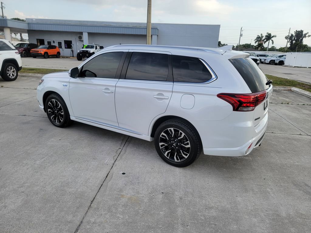 Used 2018 Mitsubishi Outlander 4WD Plug-In Hybrid image 3