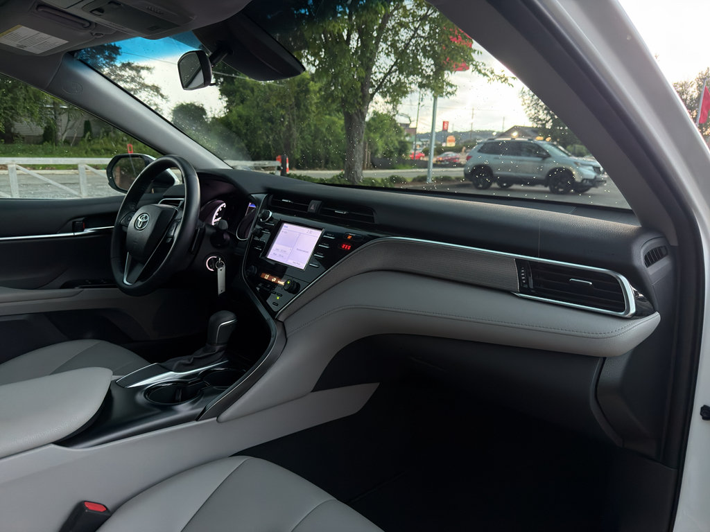 Used 2018 Toyota Camry SE FWD image 18