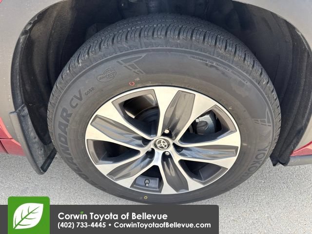 Used 2022 Toyota Highlander XLE AWD/4WD image 3