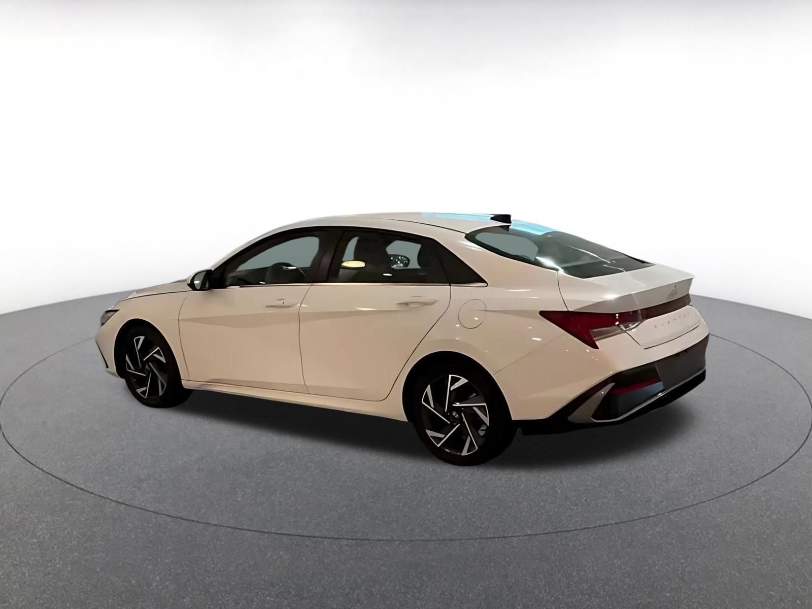 Used 2025 Hyundai Elantra SEL FWD image 4