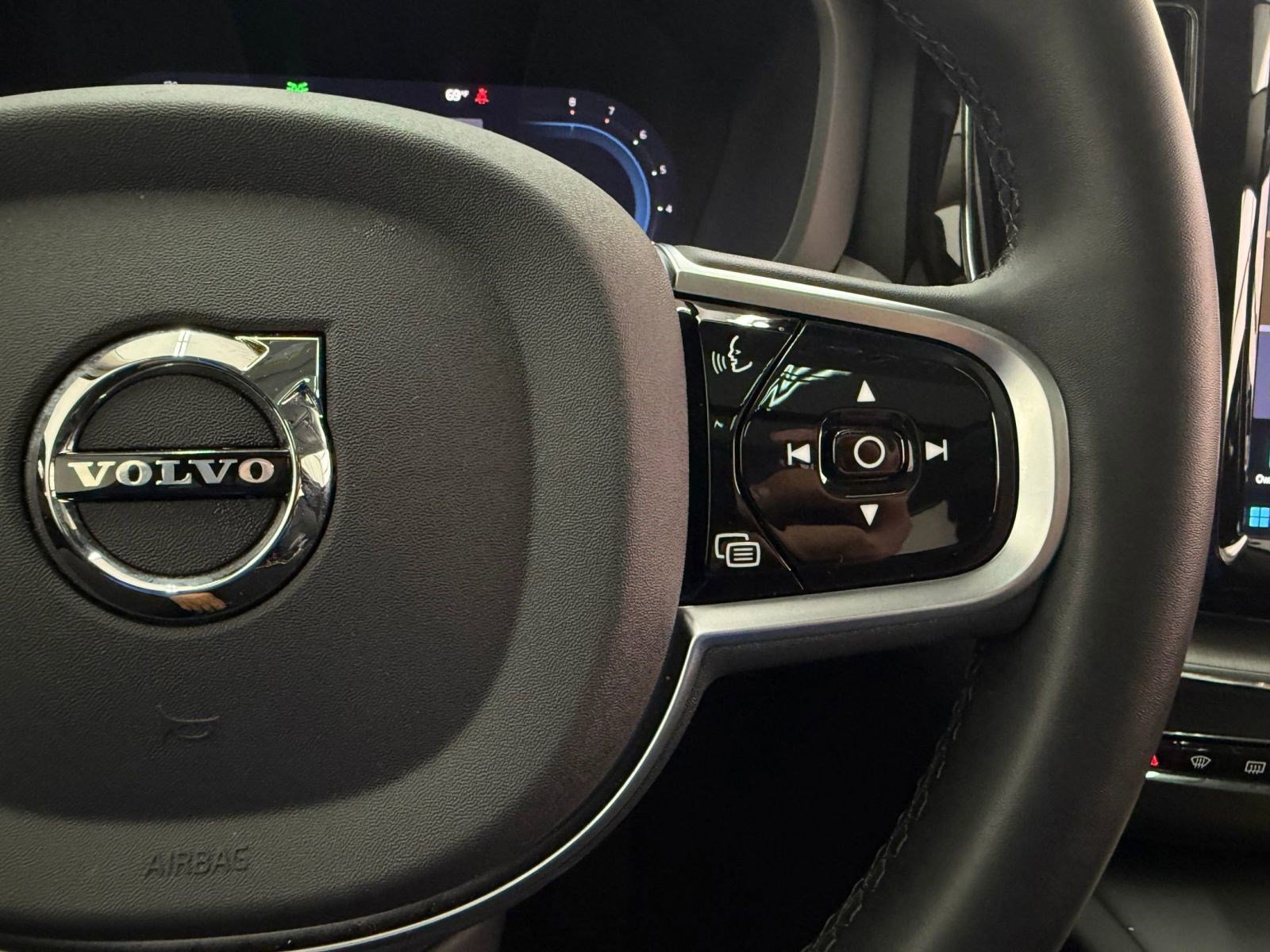 Used 2025 Volvo XC60 B5 Plus image 26