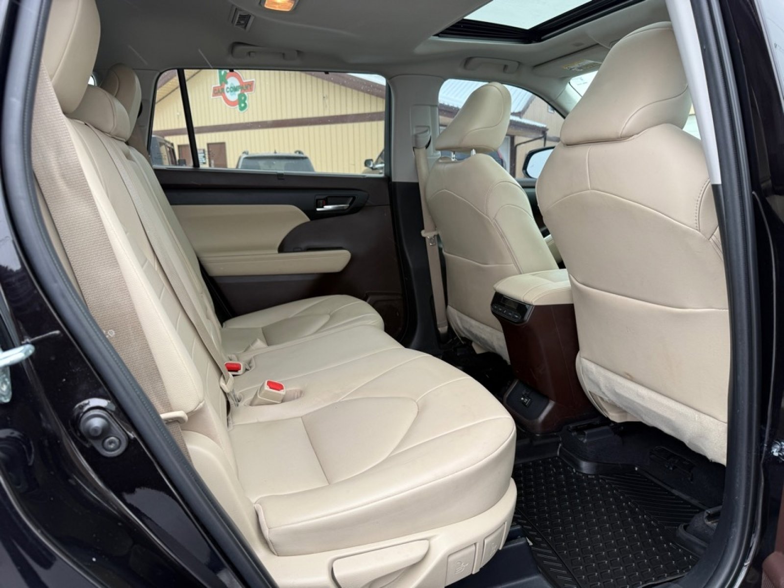 Used 2020 Toyota Highlander XLE image 15