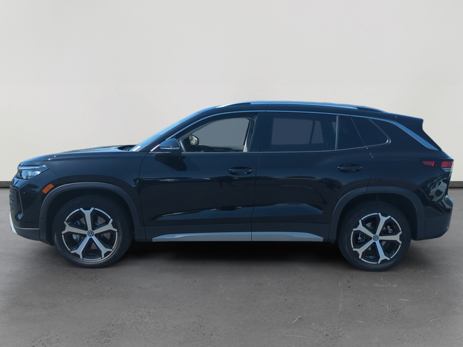 New 2025 Volkswagen Tiguan SE image 2