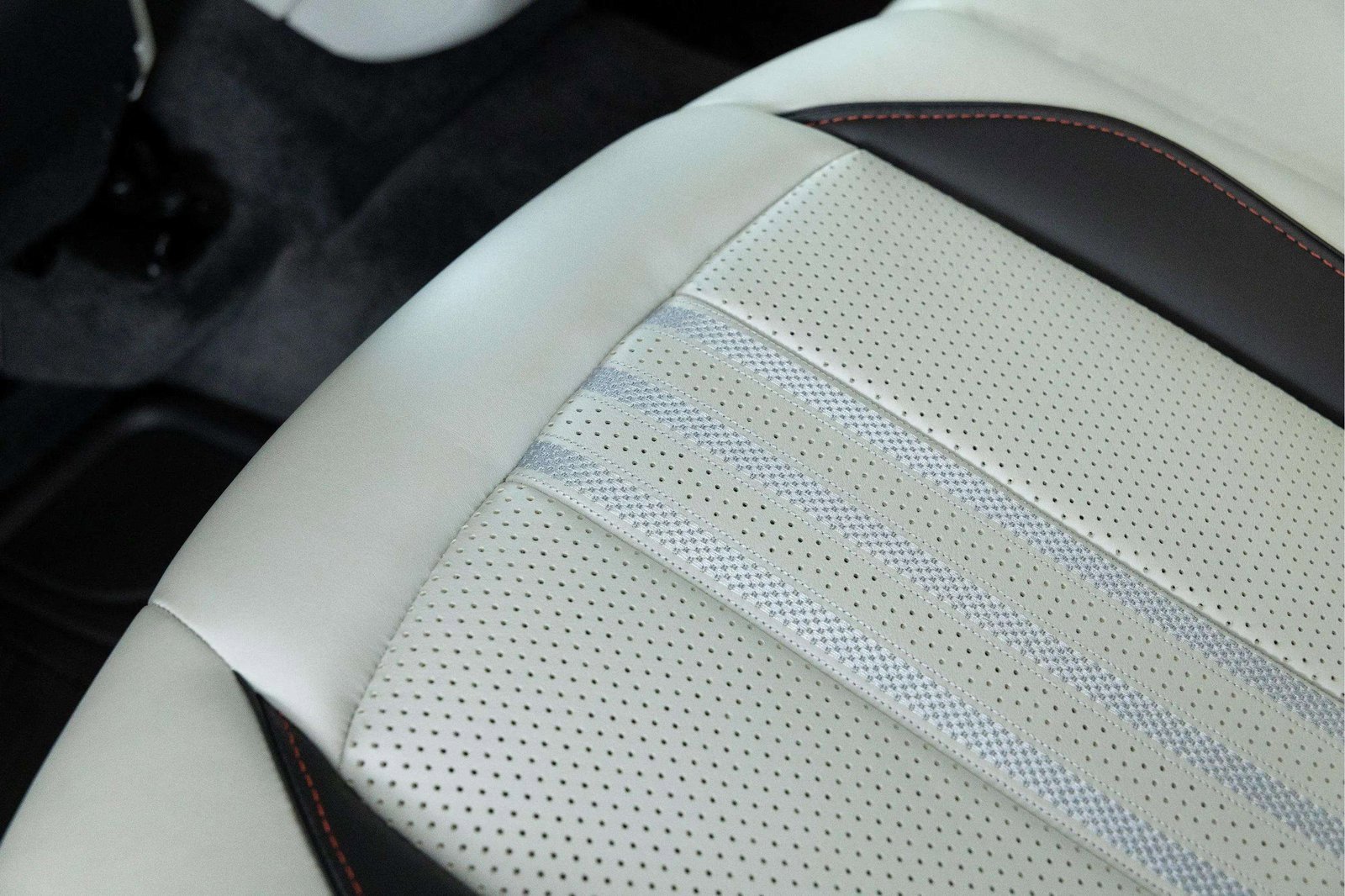 Used 2025 Aston Martin DBX 707 image 48