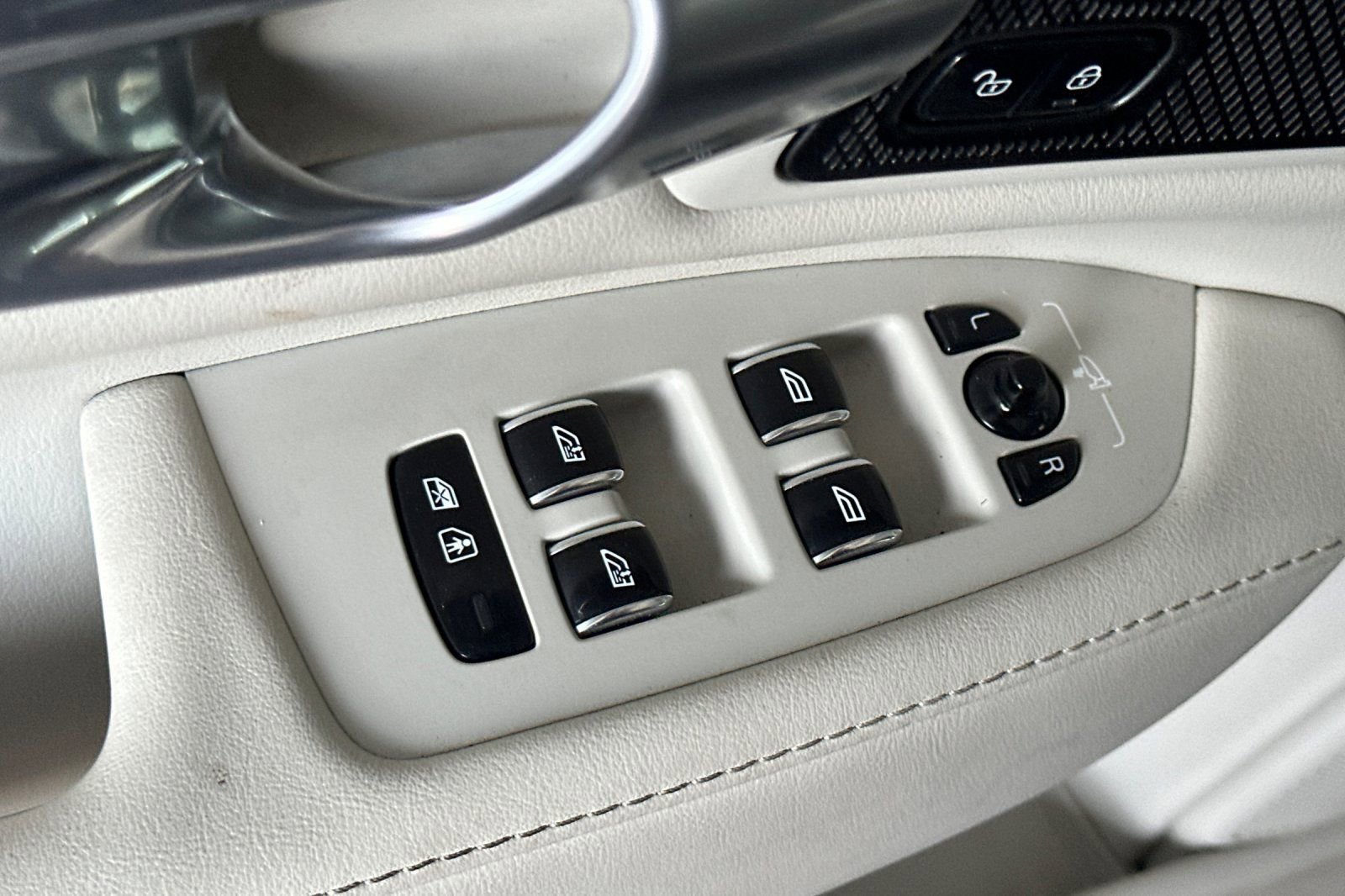 Used 2024 Volvo S90 T8 Ultimate image 15