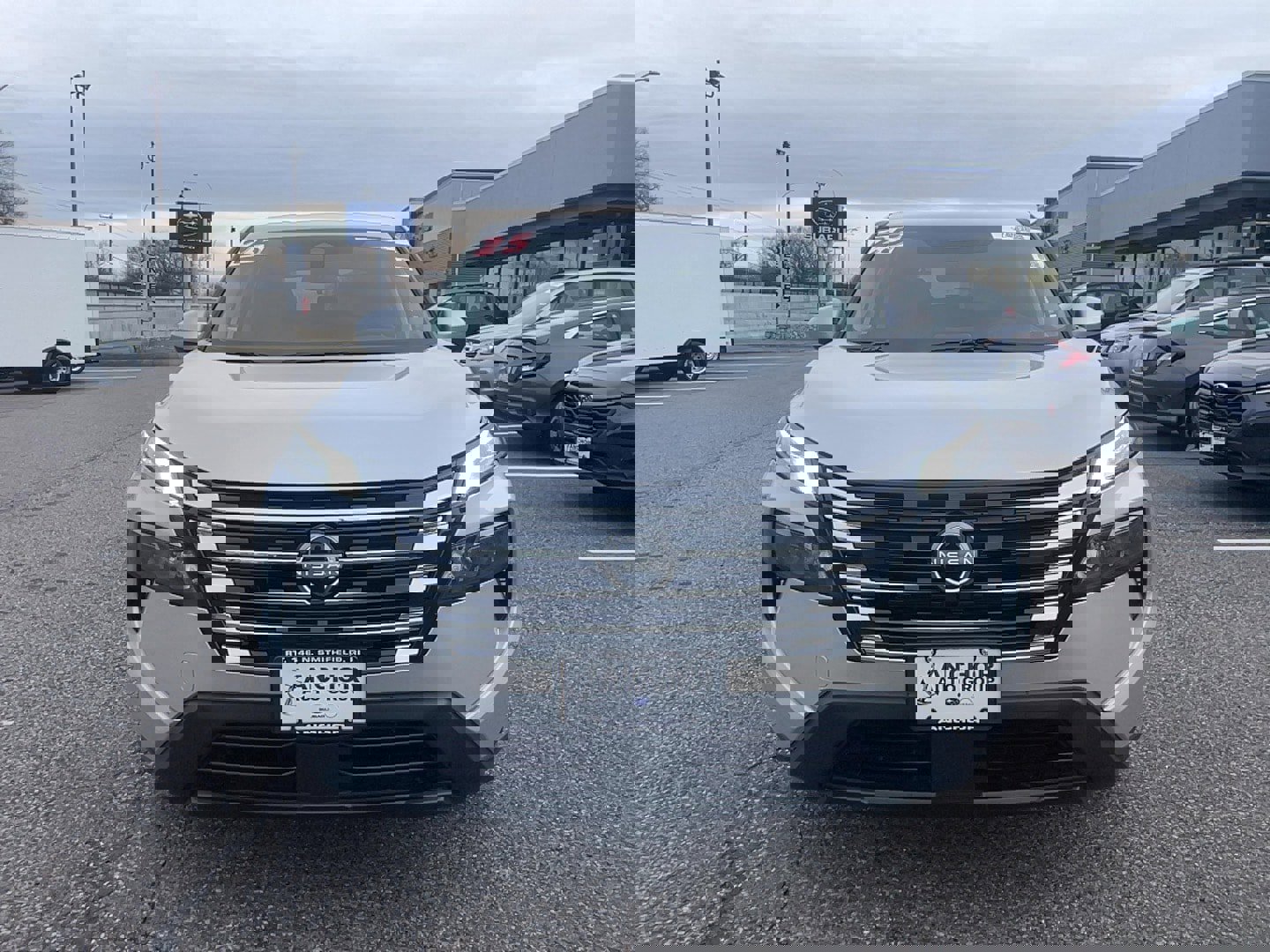 Used 2025 Nissan Rogue SV image 2