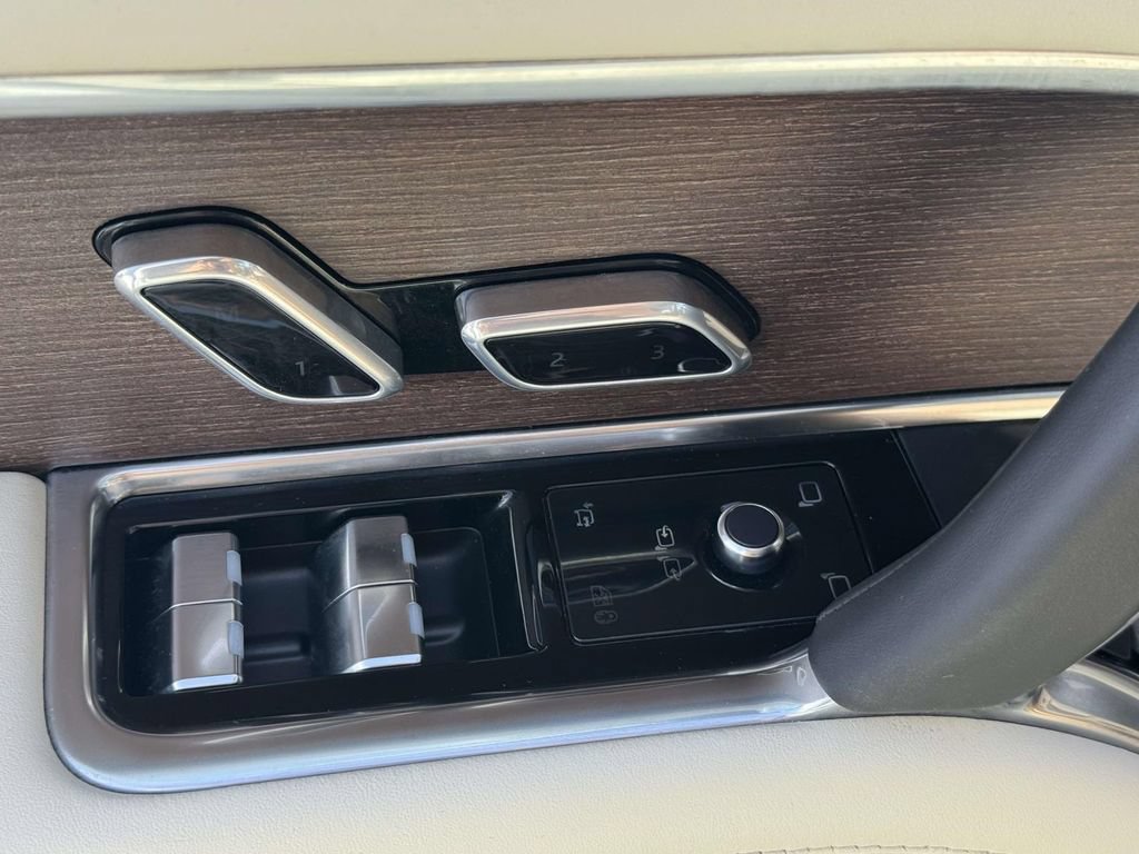 Certified 2025 Land Rover Range Rover SE AWD/4WD image 25