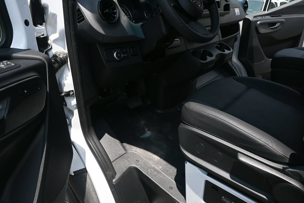 Used 2025 Mercedes-Benz Sprinter 2500 image 7