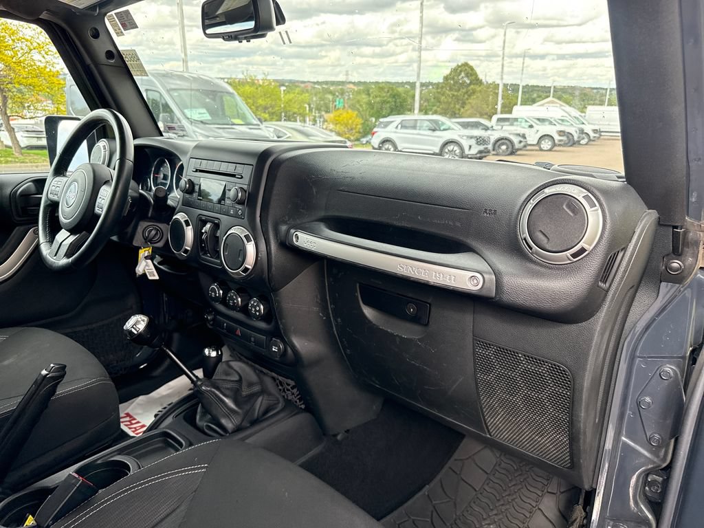 Used 2016 Jeep Wrangler Unlimited Sahara w/ Connectivity Group AWD/4WD image 24