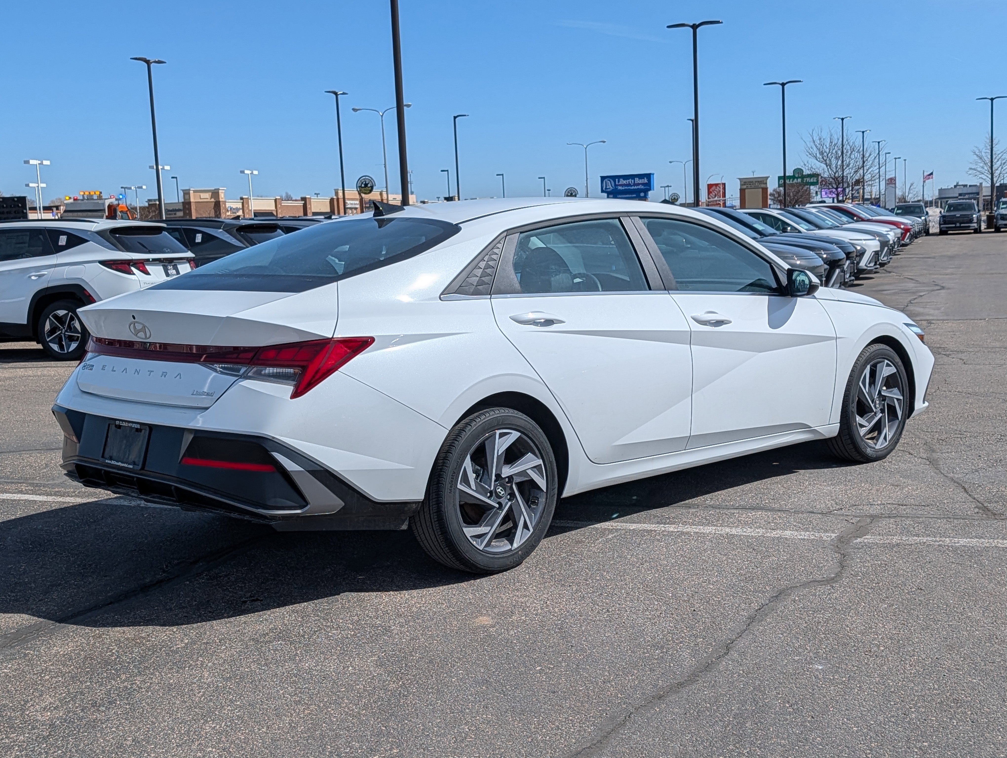 Certified 2025 Hyundai Elantra Limited FWD image 5