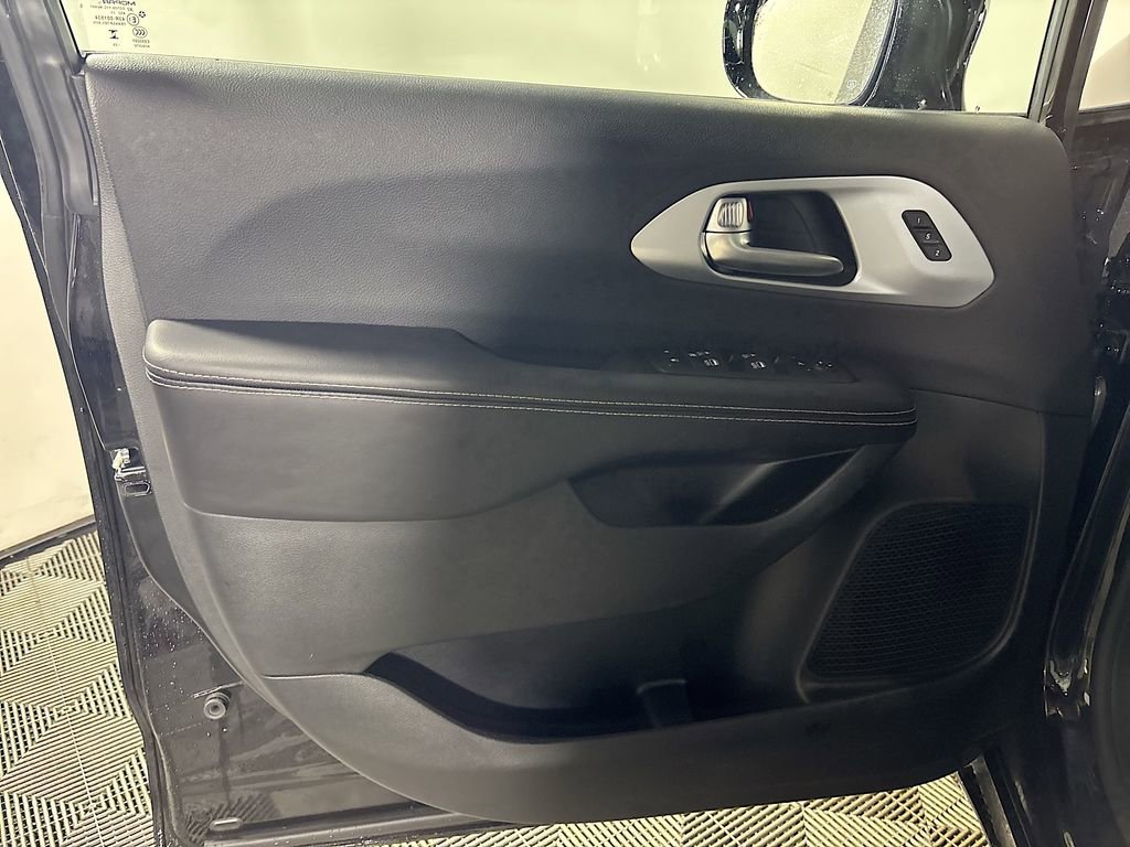 New 2026 Chrysler Pacifica Limited image 10