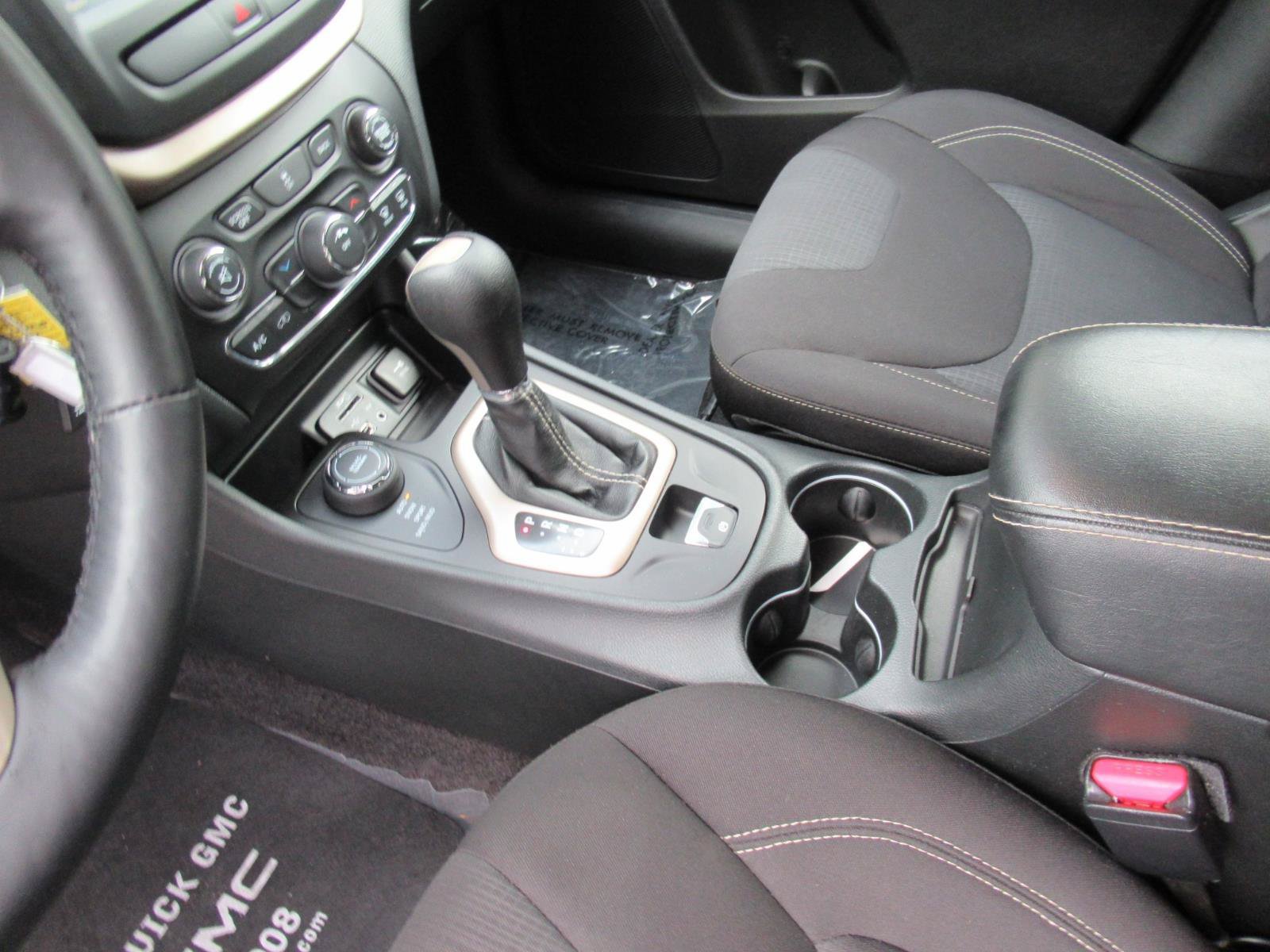 Used 2015 Jeep Cherokee Latitude w/ Cold Weather Group AWD/4WD image 17