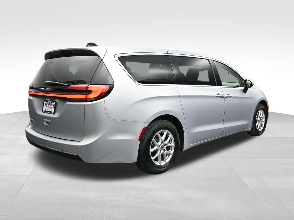 Used 2023 Chrysler Pacifica Touring-L FWD image 5
