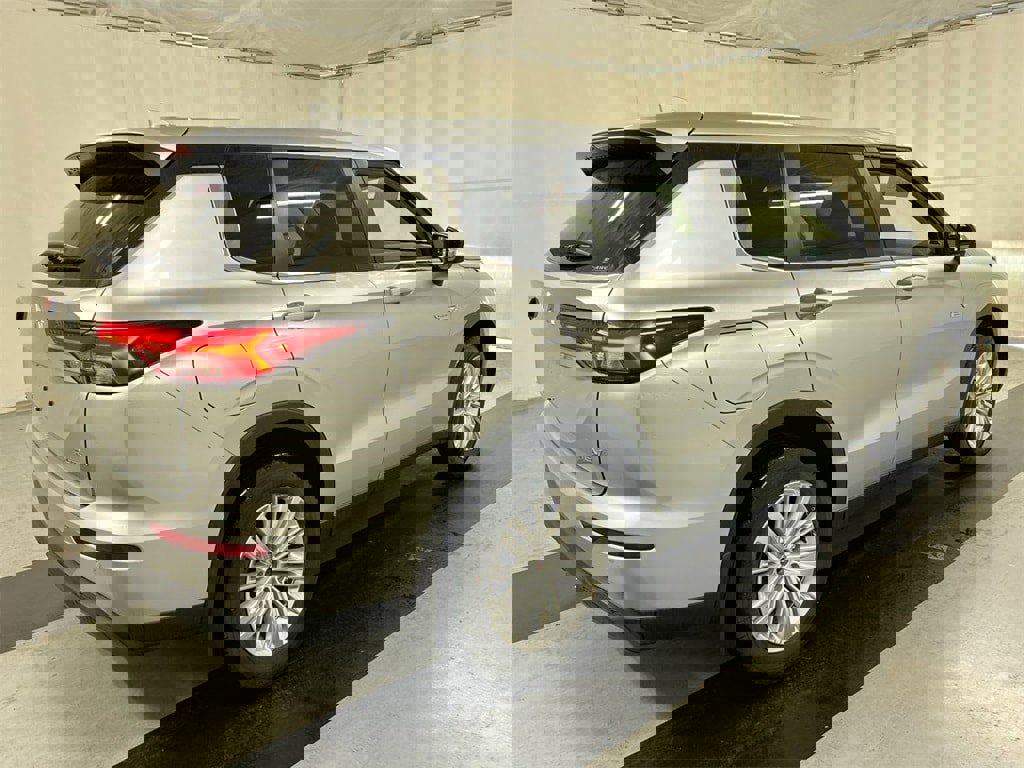 New 2025 Mitsubishi Outlander ES image 2