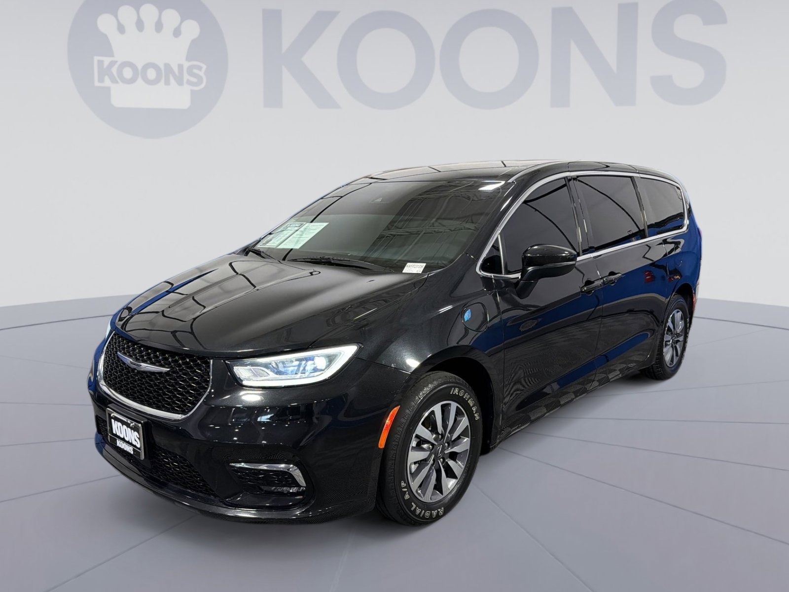 Used 2023 Chrysler Pacifica Touring-L image 1