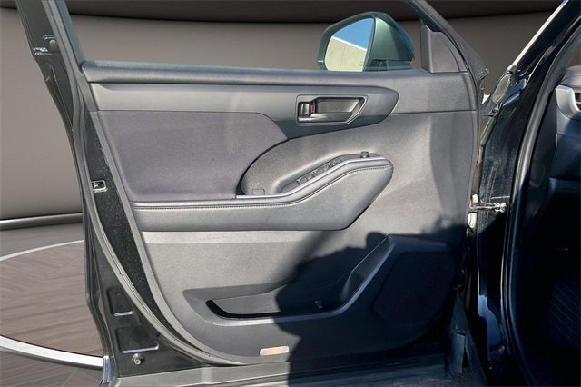 Used 2023 Toyota Highlander LE image 20