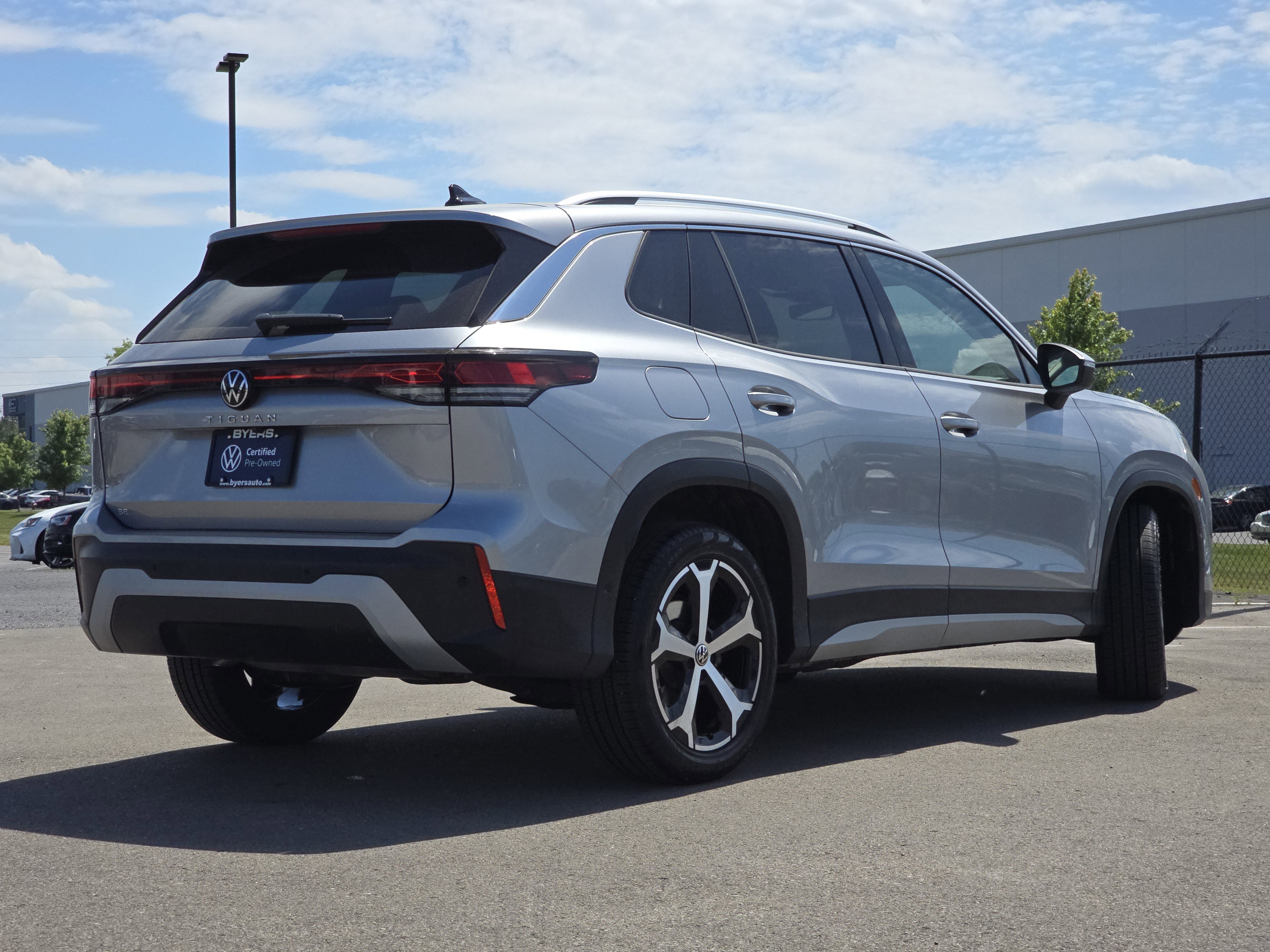 New 2025 Volkswagen Tiguan SE FWD image 7
