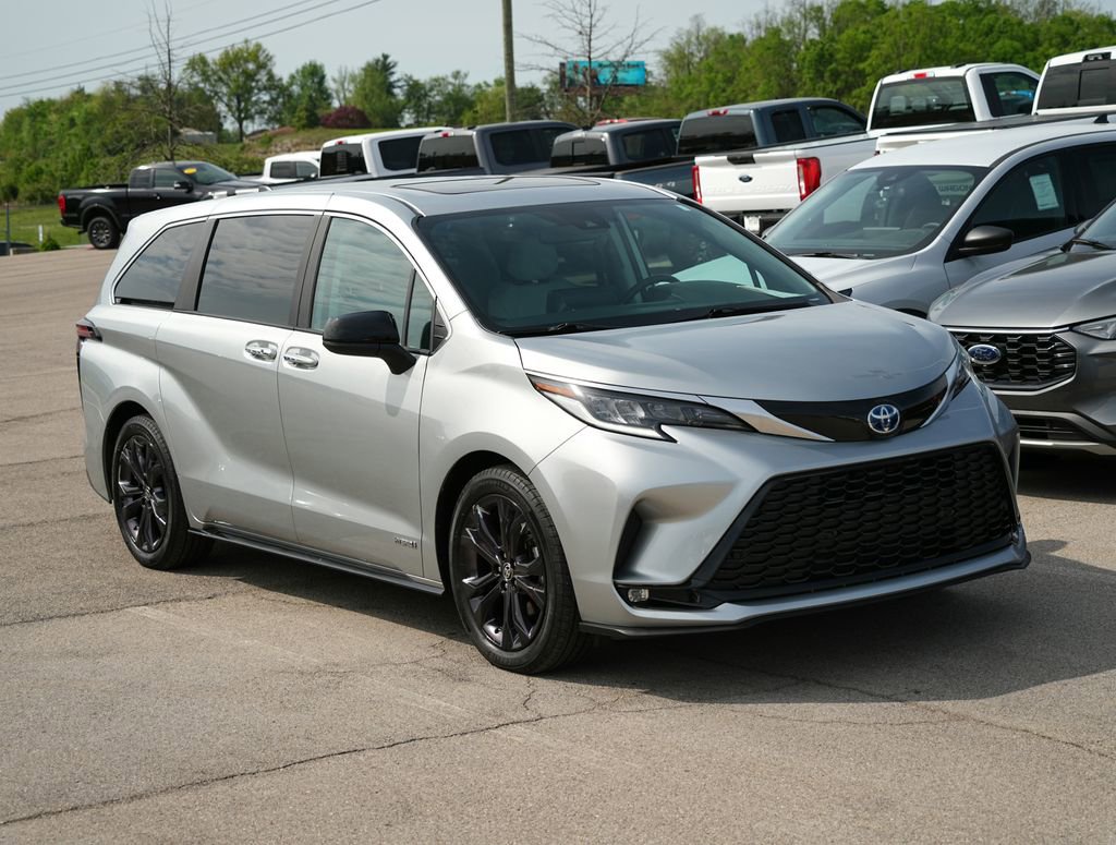 Used 2021 Toyota Sienna XSE FWD image 3