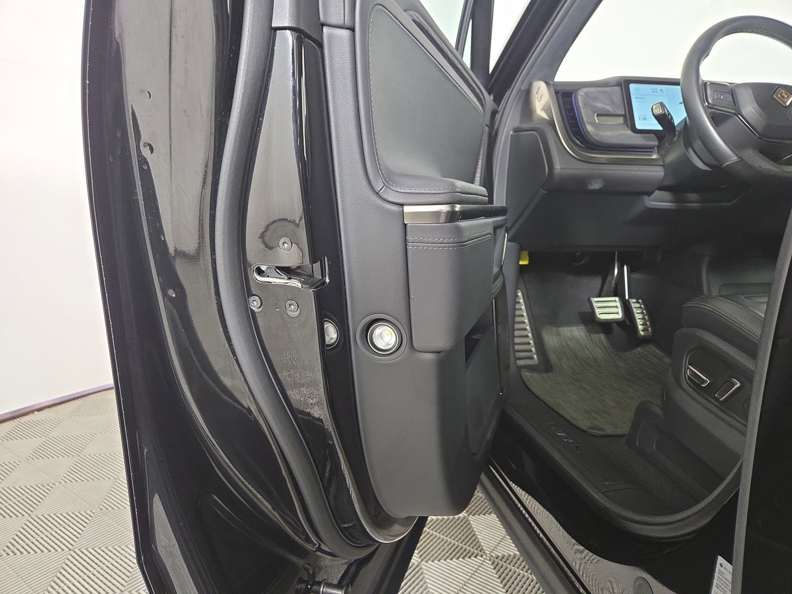 Used 2023 Rivian R1T Adventure image 30