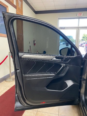 Used 2023 Volkswagen Tiguan SE FWD image 11