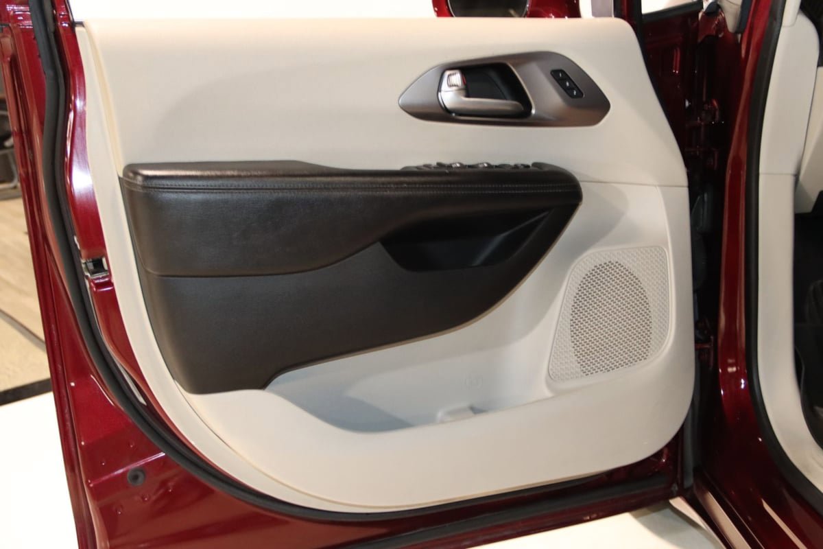 Used 2018 Chrysler Pacifica Limited FWD image 33