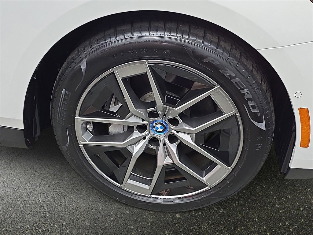 Used 2025 BMW i5 xDrive40 w/ Premium Package image 33