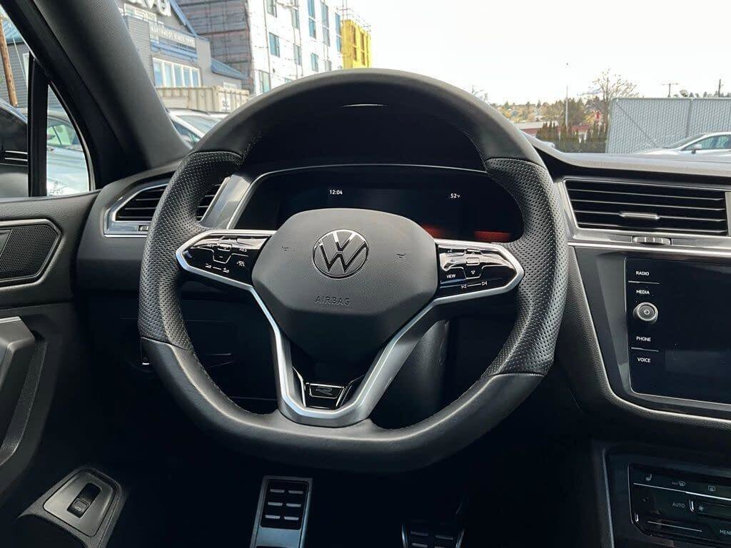 Used 2022 Volkswagen Tiguan SE R-Line image 20