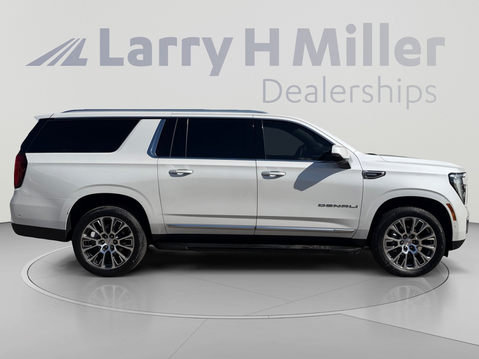 Used 2025 GMC Yukon XL Denali w/ Advanced Technology Package AWD/4WD image 6