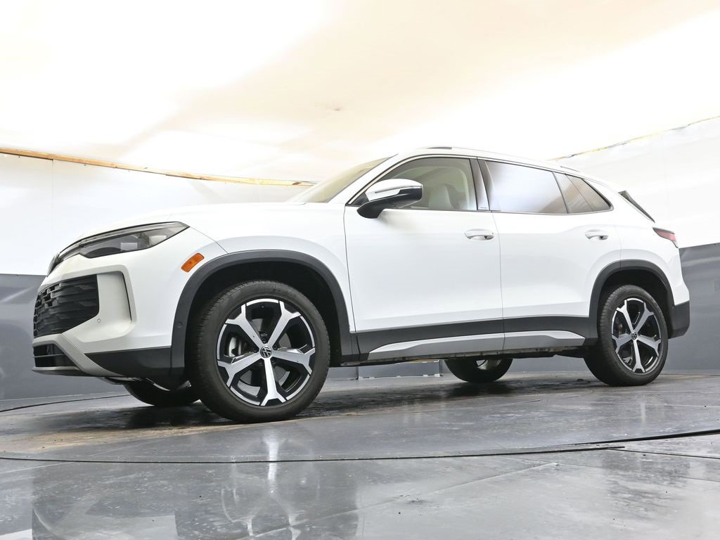 Used 2025 Volkswagen Tiguan SE w/ Panoramic Sunroof Package image 38