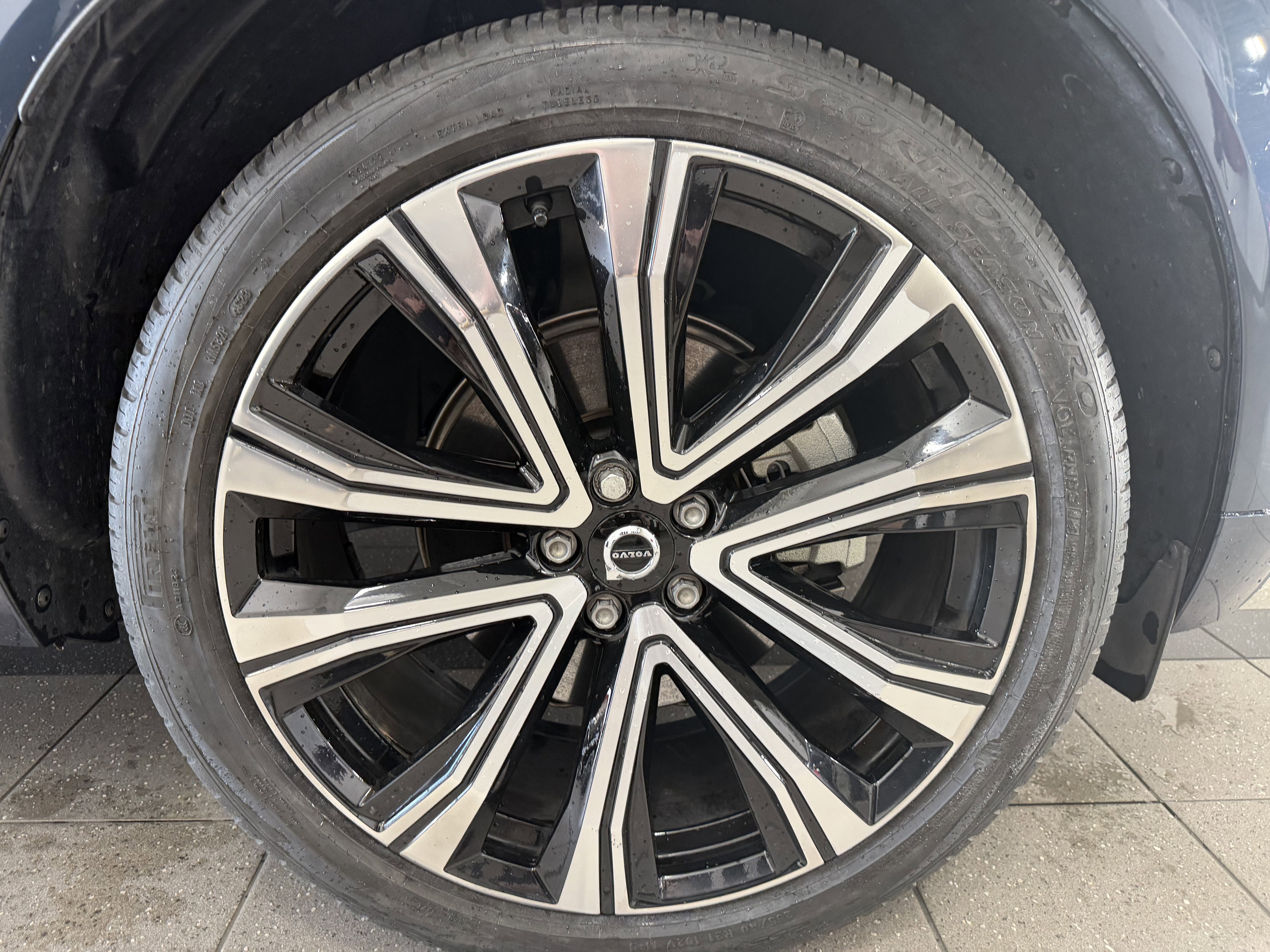 Used 2023 Volvo XC60 B5 Ultimate w/ Climate Package AWD/4WD image 2