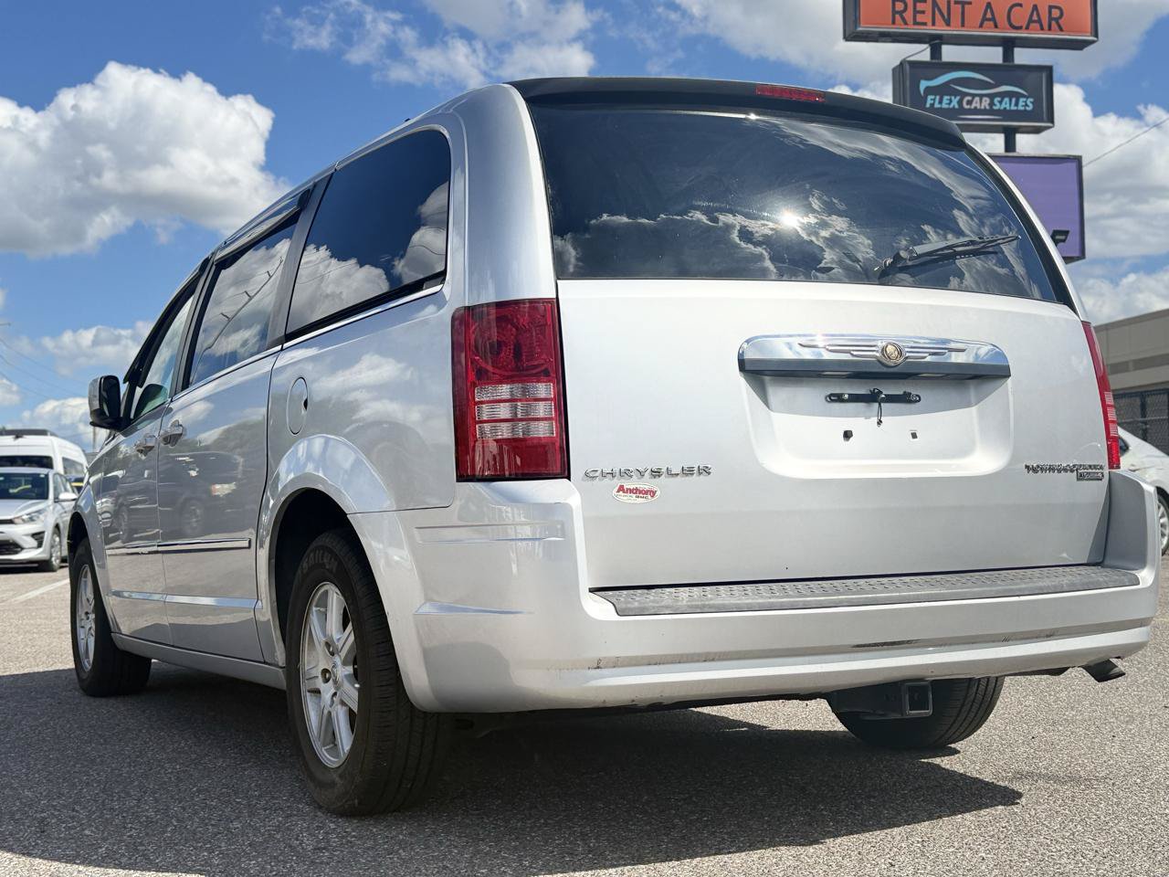 Used 2010 Chrysler Town & Country Touring FWD image 15