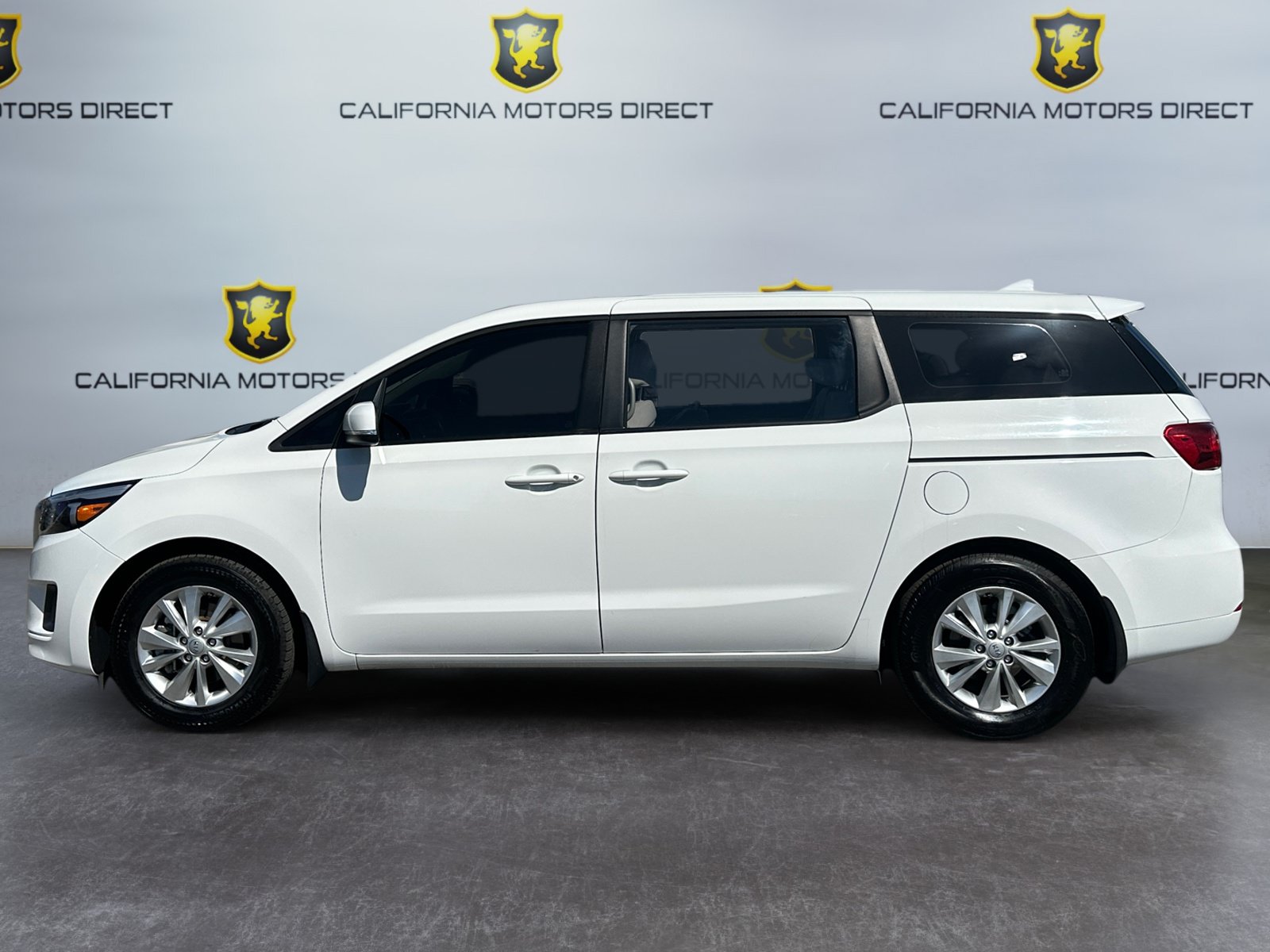 Used 2017 Kia Sedona L FWD image 2