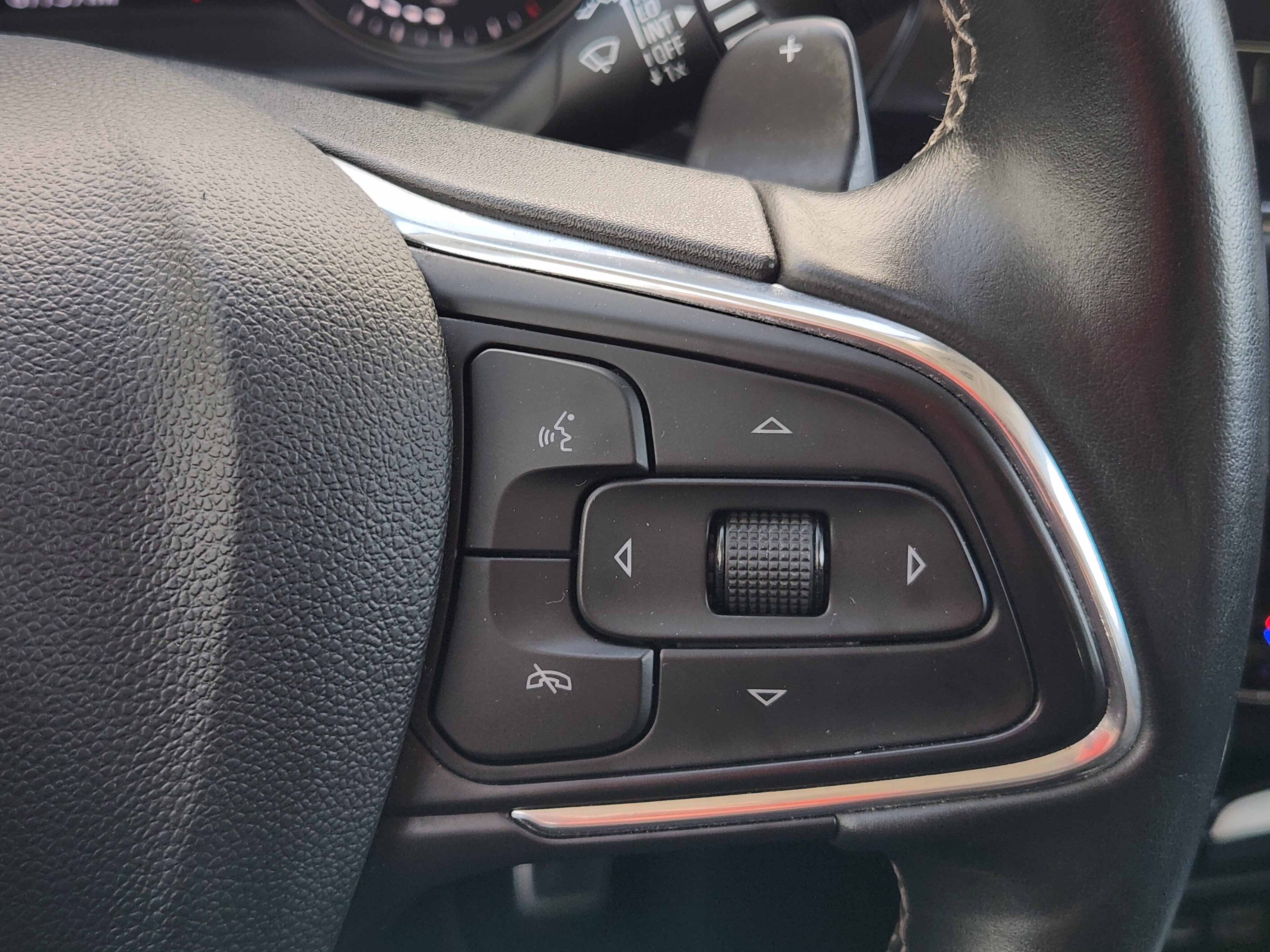 Used 2023 Buick Envision Essence w/ Sport Touring Package FWD image 32