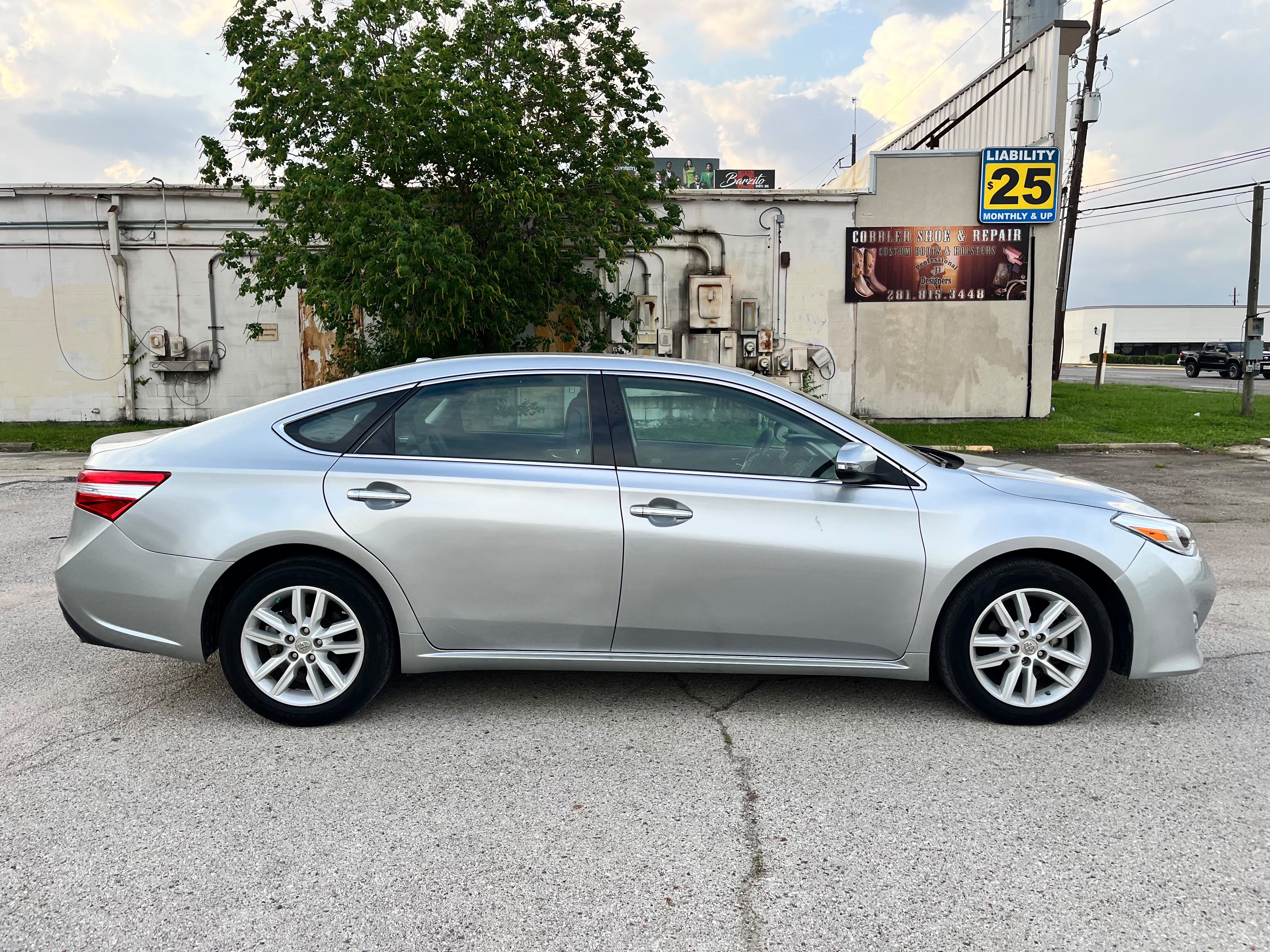 Used 2015 Toyota Avalon XLE FWD image 5