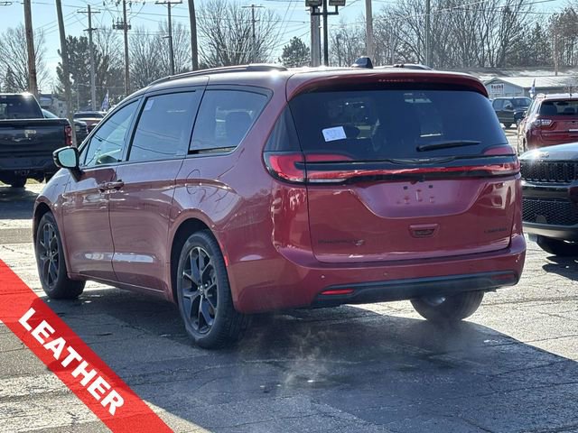 New 2026 Chrysler Pacifica Limited w/ Uconnect Theater Family Group image 17