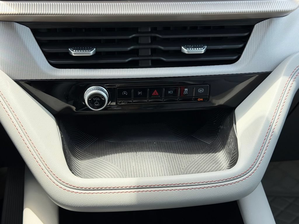 Used 2025 Ford Explorer Active w/ Active Comfort Package RWD image 17