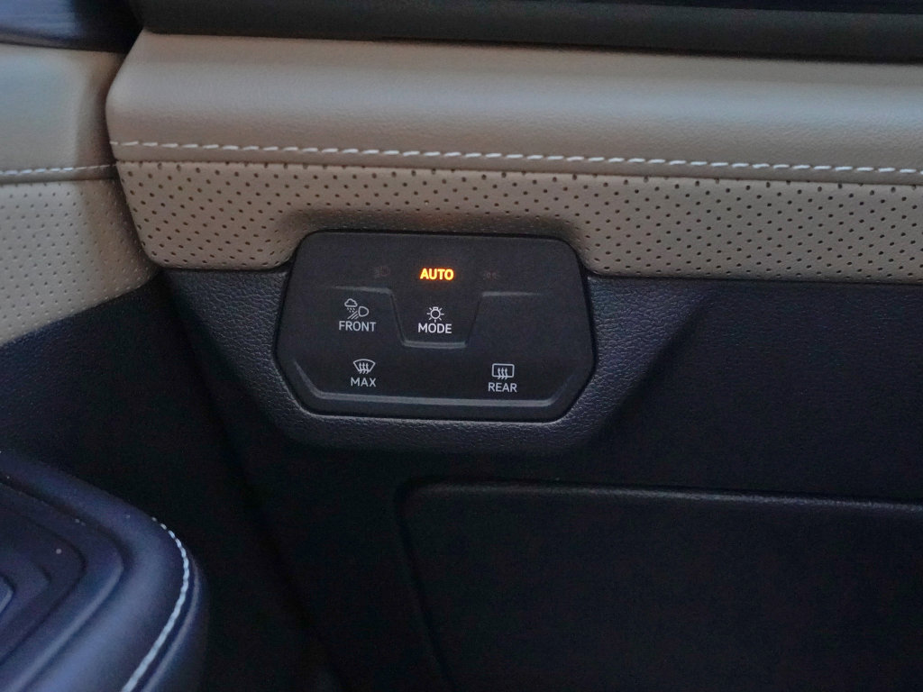 Used 2025 Volkswagen Atlas Cross Sport SE w/ Panoramic Sunroof Package image 22