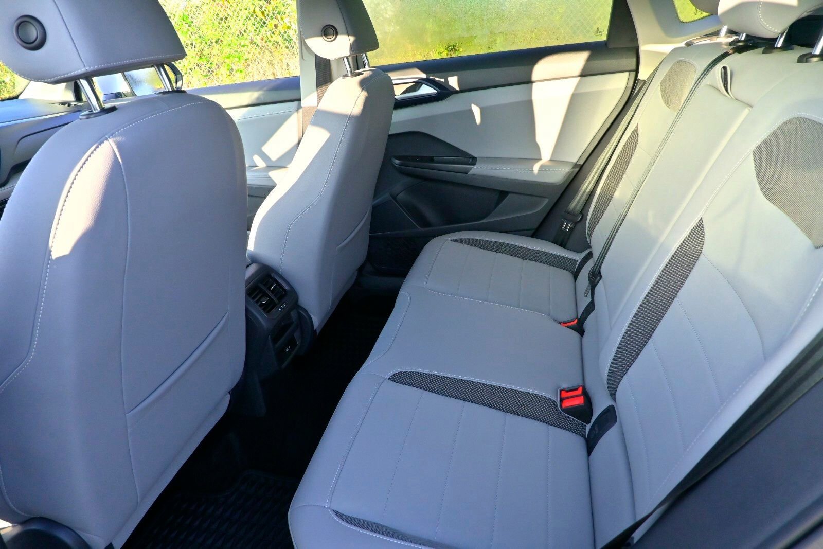 Used 2024 Volkswagen Taos SE w/ Panoramic Sunroof Package image 18