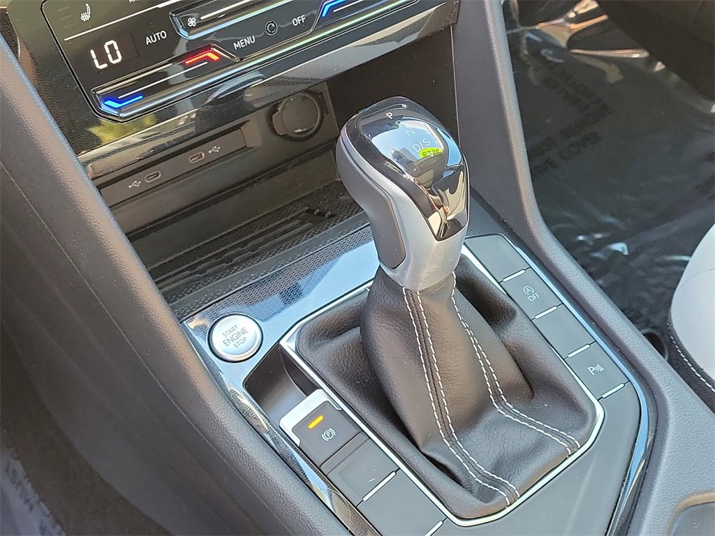 Certified 2025 Volkswagen Taos SE image 25