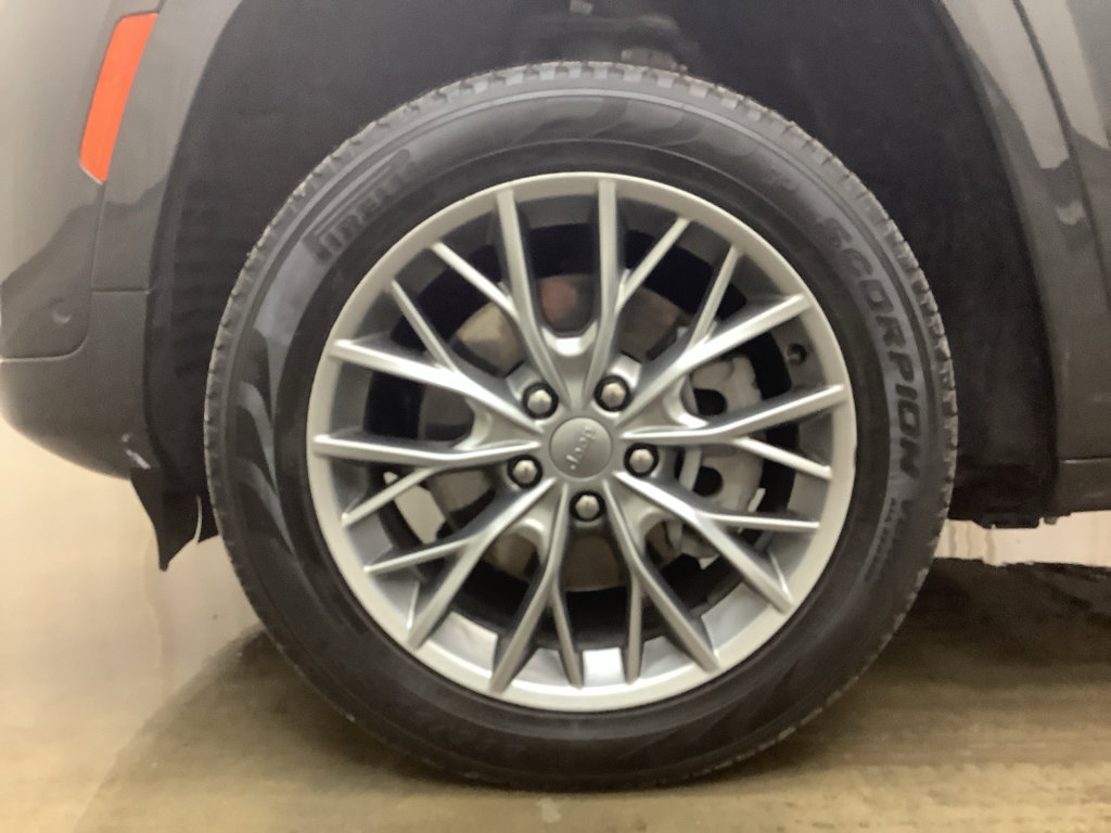 Used 2022 Jeep Grand Cherokee Summit w/ Advanced Protech Group IV AWD/4WD image 28