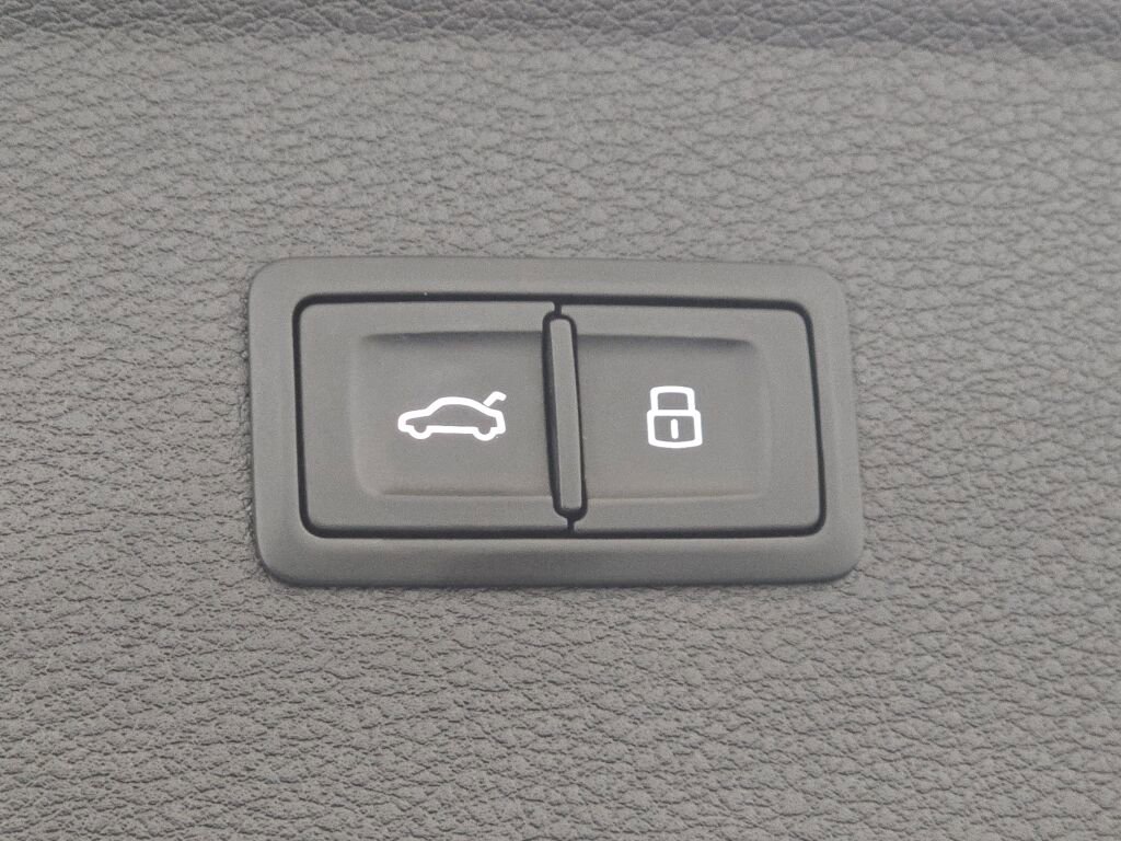 Used 2020 Audi Q5 e Prestige w/ Prestige Package image 24