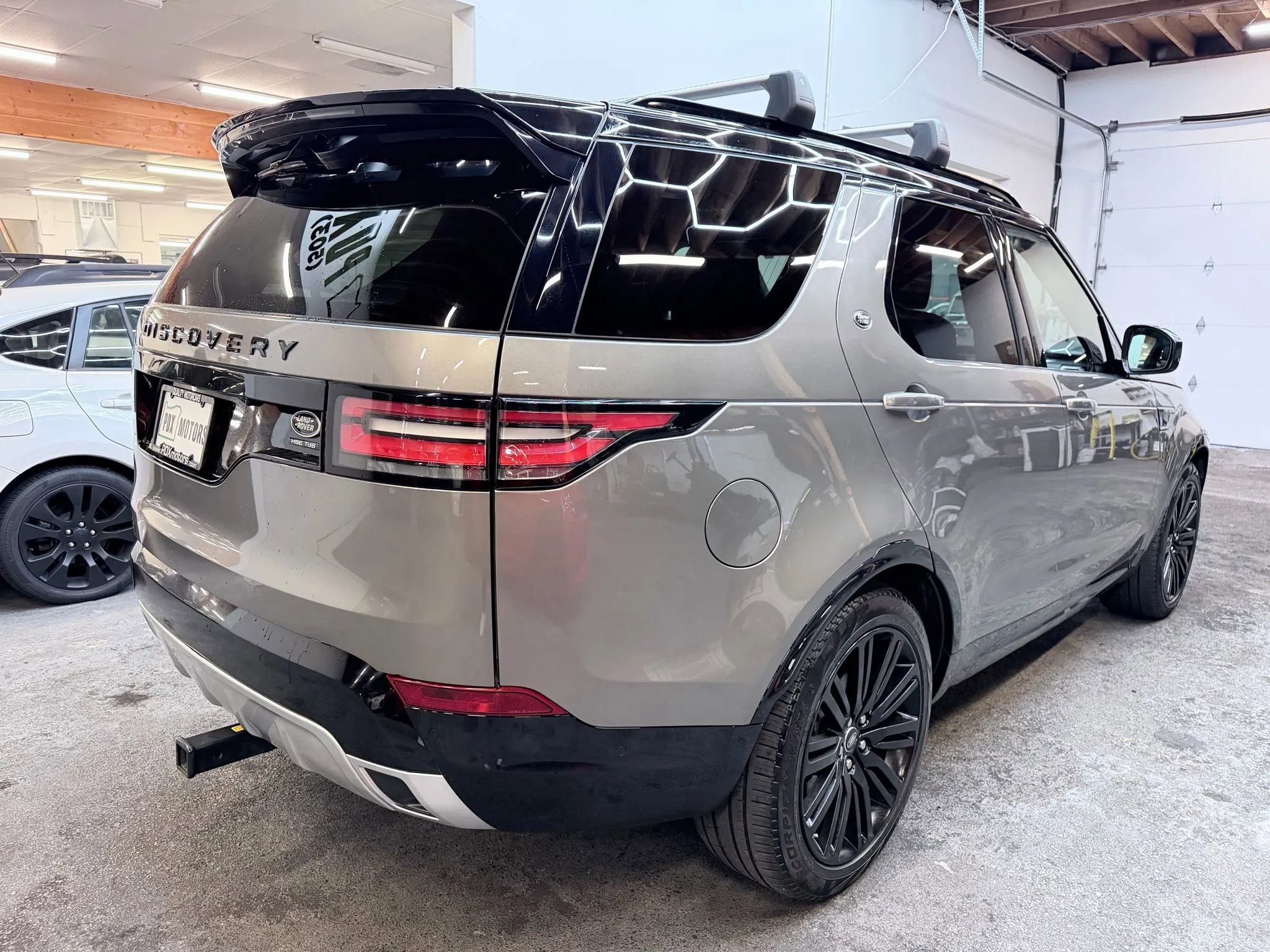 Used 2020 Land Rover Discovery HSE Luxury image 8