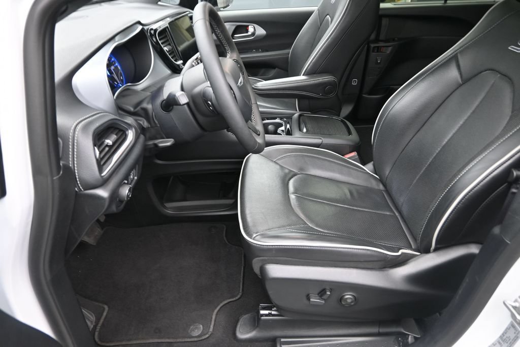 Used 2025 Chrysler Pacifica Limited FWD image 10