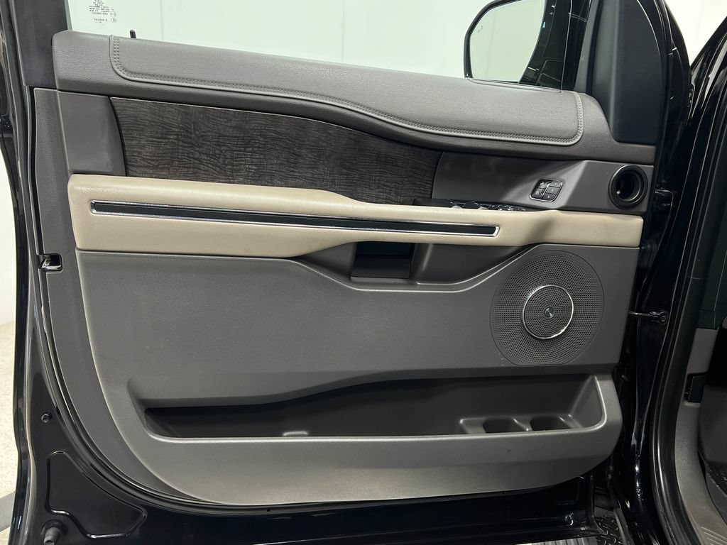 Used 2020 Ford Expedition Limited w/ Equipment Group 301A AWD/4WD image 16