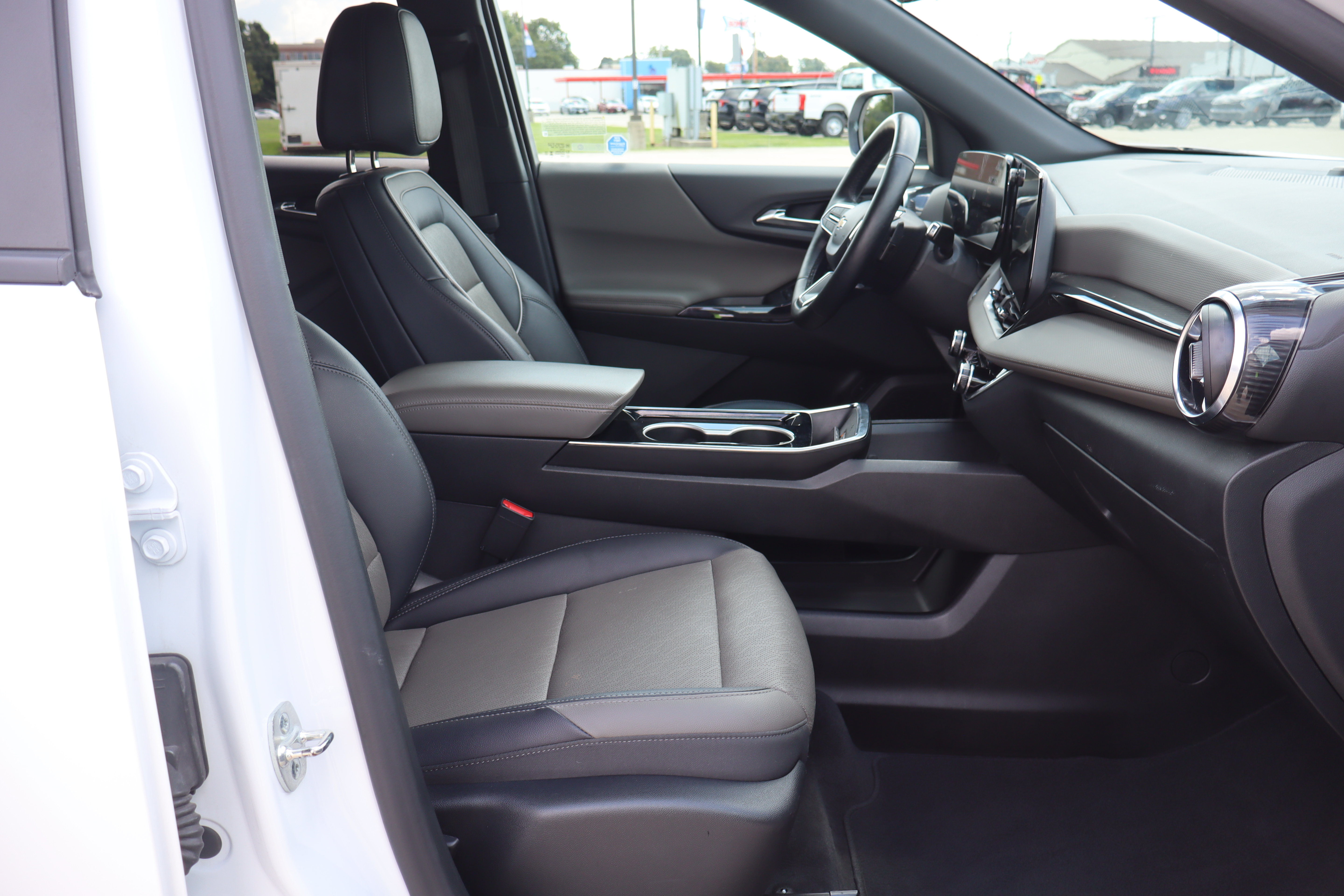 Used 2025 Chevrolet Equinox LT w/ Convenience Package II AWD/4WD image 12