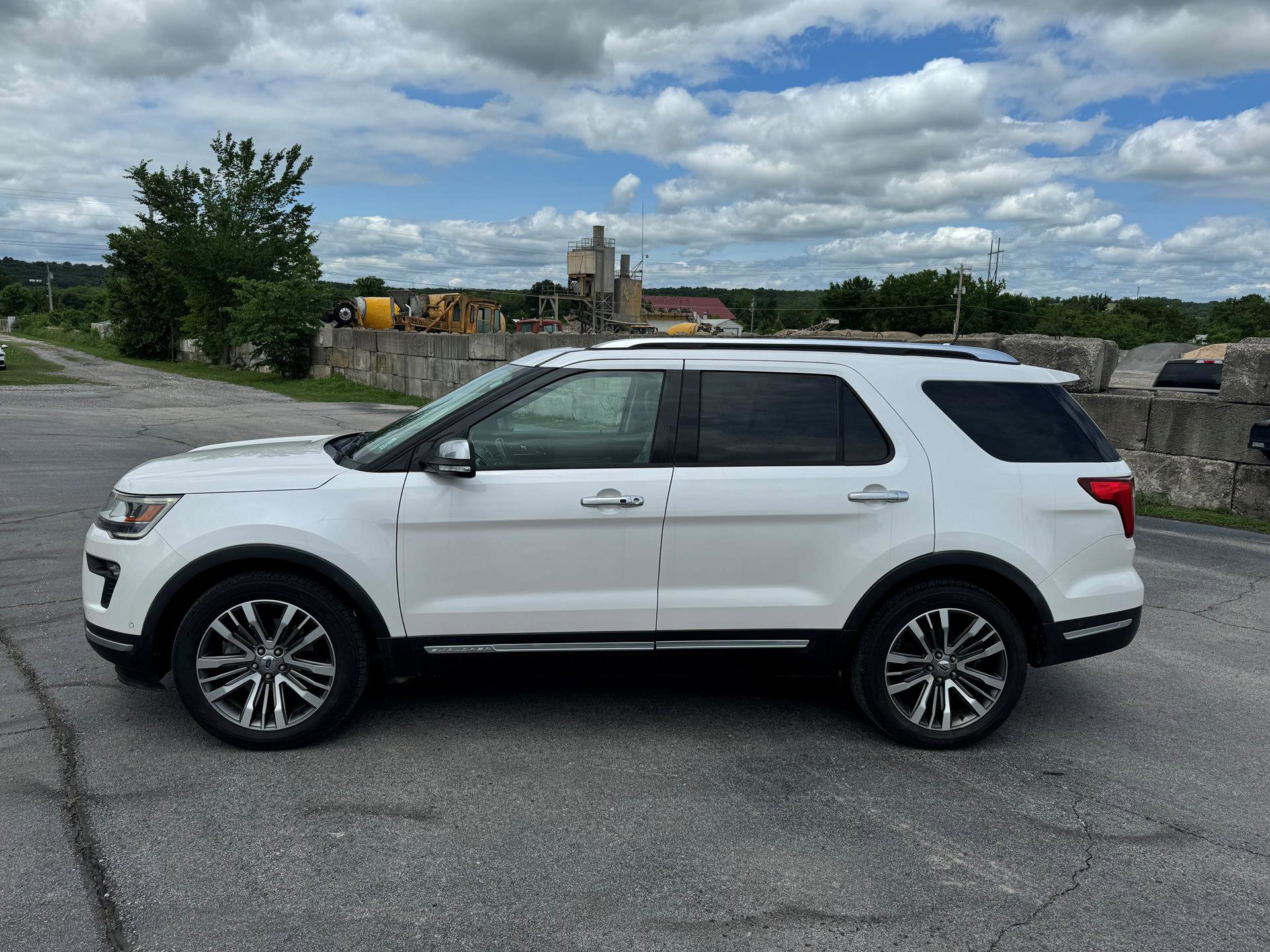 Used 2018 Ford Explorer Platinum image 3
